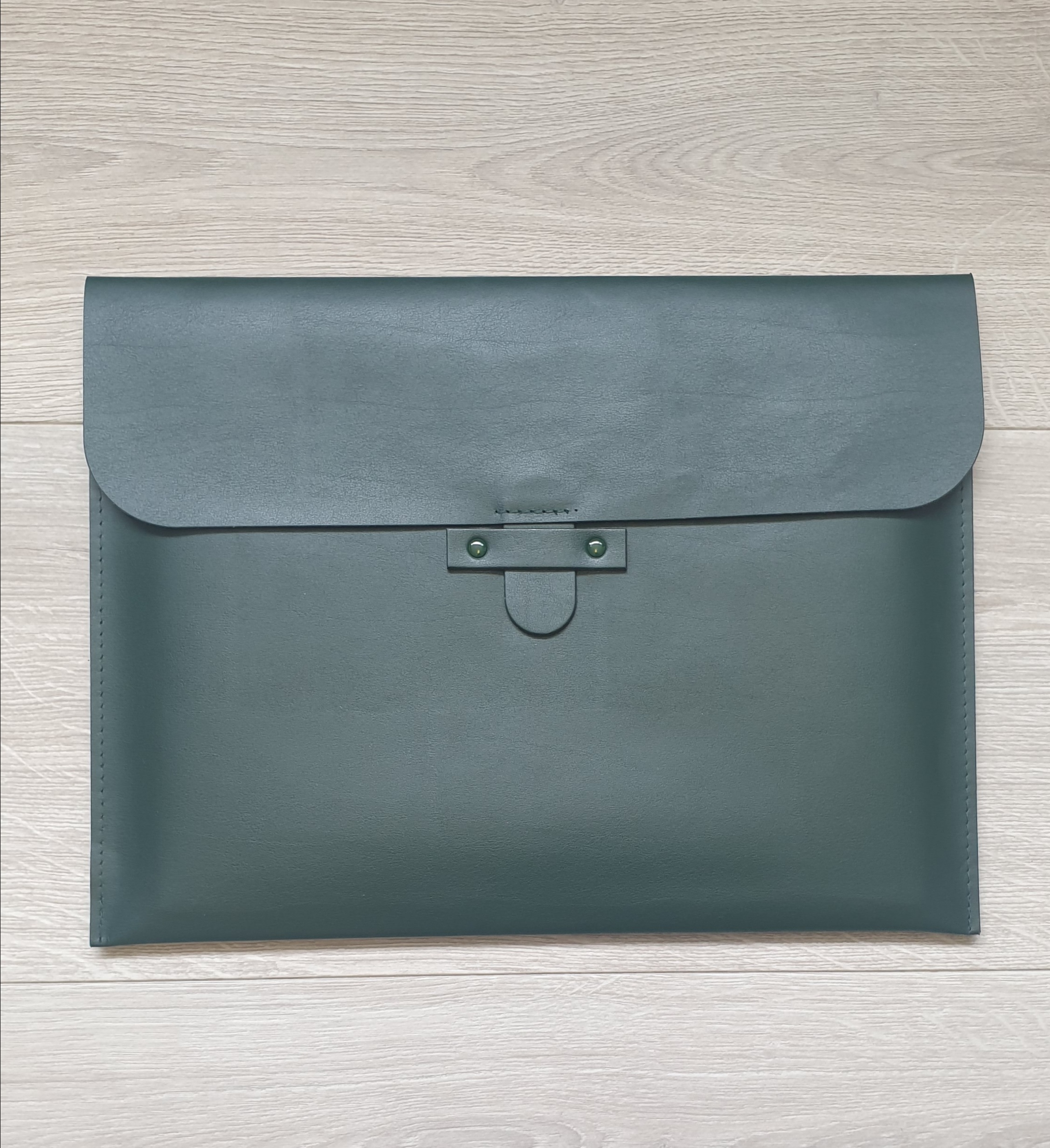 GREEN LEATHER WALLET WITH CONTENTS 20260703_131442